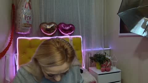 sophiekittyy online show from March 4, 2025, 7:30 am