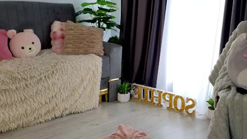 Sophie online show from April 10, 2026, 5:23 am