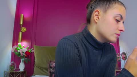 Julia online show from October 16, 2025, 3:13 pm