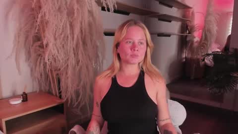 Stefanny   online show from March 6, 2025, 3:35 pm