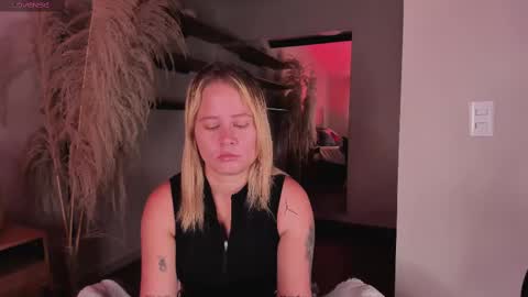 Stefanny   online show from March 11, 2025, 12:17 pm