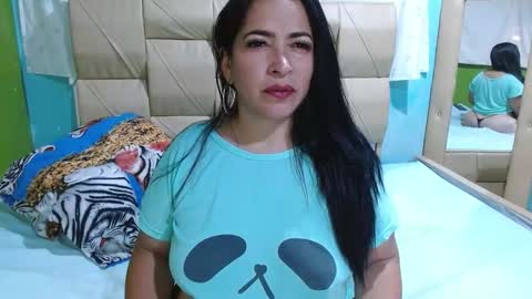 Stefanny online show from November 12, 2025, 5:57 pm