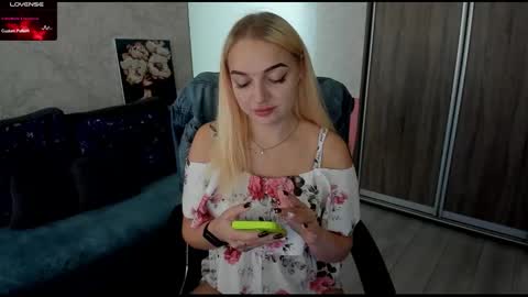 Stella  Cox online show from September 14, 2025, 12:15 pm