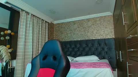 Estella online show from September 16, 2025, 10:11 pm