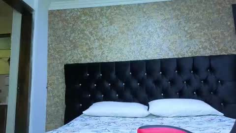 Estella online show from November 4, 2025, 10:42 pm