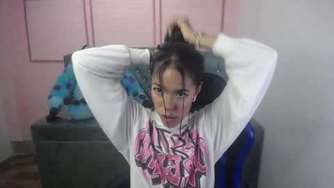 Stephania online show from March 8, 2025, 10:54 am