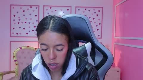 Stephania online show from October 15, 2025, 11:43 am