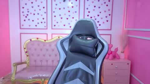 Stephania online show from December 16, 2025, 11:48 am