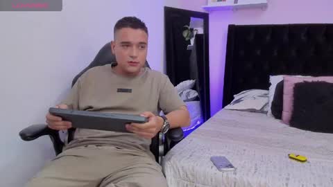 Stiven  online show from April 15, 2026, 3:19 pm