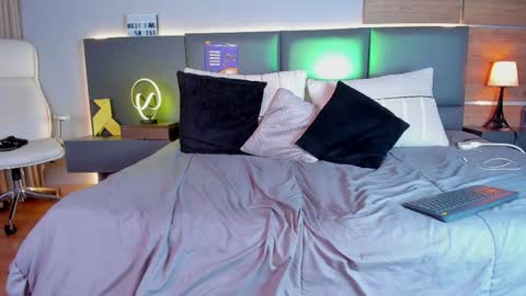 Stone Lee  online show from February 2, 2025, 6:37 am