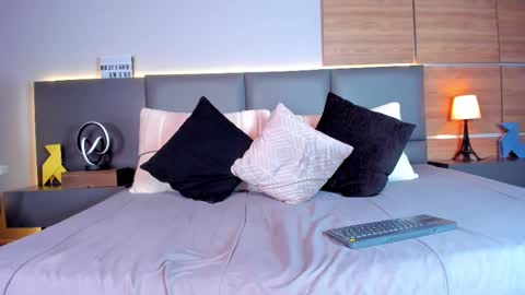 Stone Lee  online show from February 12, 2025, 7:55 am