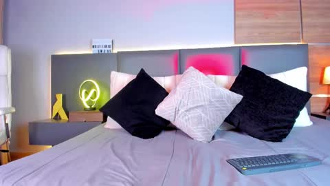 Stone Lee  online show from February 15, 2025, 9:05 am