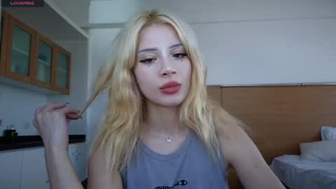 Sofa online show from March 26, 2026, 6:13 pm