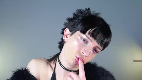 Angel  online show from November 28, 2025, 11:13 am