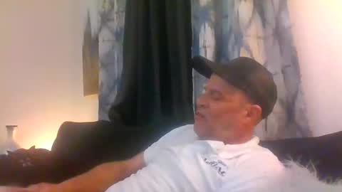 Snapshot of suckitu812 chatting on January 7, 2026, 3:42 am SUCKITU812 online show from January 7, 2026, 3:42 am