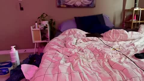 Snapshot of suckmythong410104 chatting on December 15, 2024, 9:31 pm SaraSabeen online show from December 15, 2024, 9:31 pm