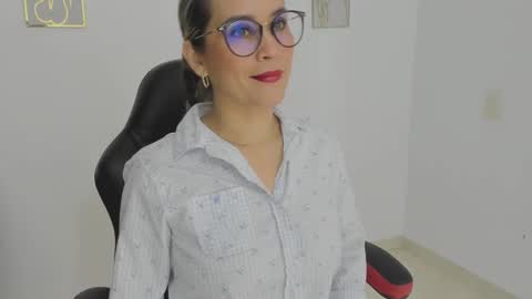 sugar_milff online show from November 20, 2025, 1:33 pm