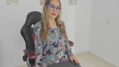 sugar_milff online show from November 28, 2025, 1:36 pm