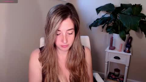 Mia online show from October 7, 2025, 2:03 pm