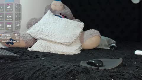 Snapshot of summer_romance chatting on February 21, 2025, 6:40 am Andres-tattoos  Derek Hairy online show from February 21, 2025, 6:40 am