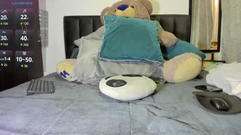 Snapshot of summer_romance chatting on February 12, 2026, 9:43 pm Andres-tattoos Derek Hairy online show from February 12, 2026, 9:43 pm