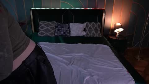 Lola online show from November 18, 2025, 7:02 am