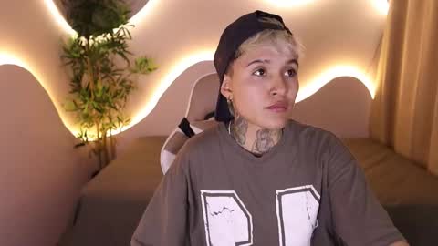 suzu_wolf online show from October 9, 2025, 4:32 am