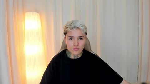 suzu_wolf online show from October 15, 2025, 4:12 am