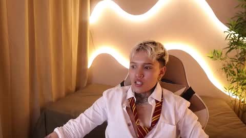 suzu_wolf online show from October 18, 2025, 6:37 am