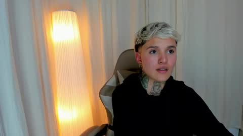 suzu_wolf online show from October 22, 2025, 4:24 am