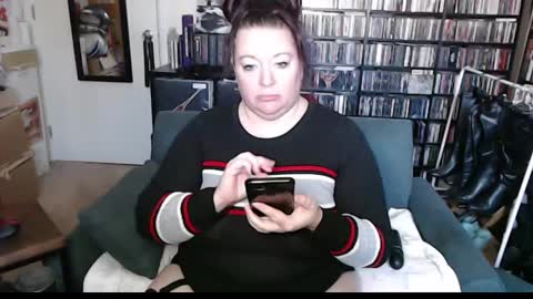 Snapshot of sweater_queen chatting on January 21, 2025, 2:59 pm Sweater Queen online show from January 21, 2025, 2:59 pm