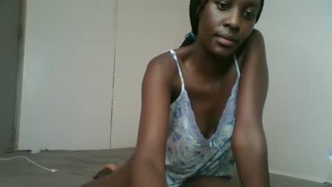 Petite Queen online show from February 13, 2025, 3:35 pm