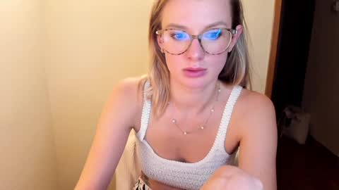 Snapshot of sweet_angel_a chatting on December 16, 2024, 9:41 pm Ann - your sweet girl online show from December 16, 2024, 9:41 pm