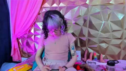  emmili  online show from February 20, 2025, 3:19 pm