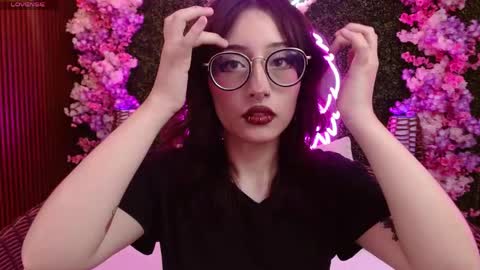 Roxanee online show from April 15, 2026, 8:53 pm