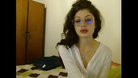 sweetcalm_ online show from April 4, 2026, 4:44 am