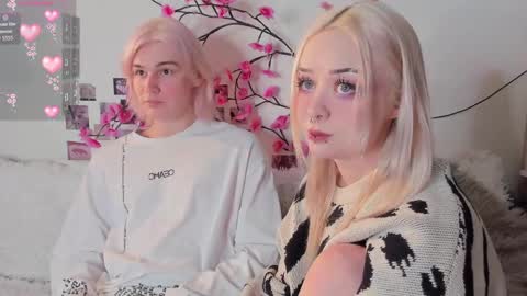 sweethearts_friends online show from April 1, 2026, 9:23 pm