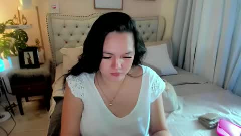 Layla online show from March 5, 2026, 5:14 am