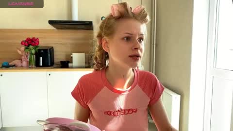 sweetie Lisa3 online show from May 18, 2026, 5:57 am