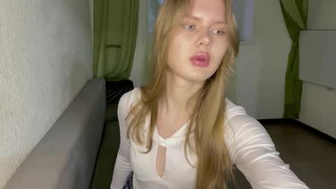 Lola online show from November 10, 2025, 4:55 am