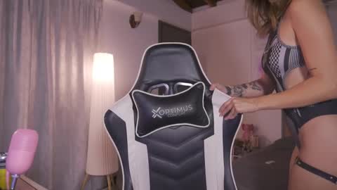 Cat independent model  online show from September 25, 2025, 2:26 am