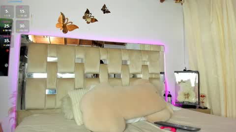  independent model  online show from September 17, 2025, 10:33 pm