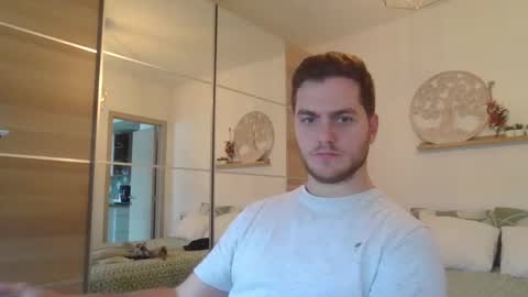 syl092 online show from December 9, 2024, 11:15 am