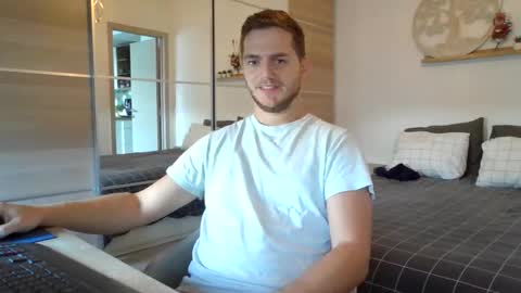 syl092 online show from October 4, 2025, 8:56 am