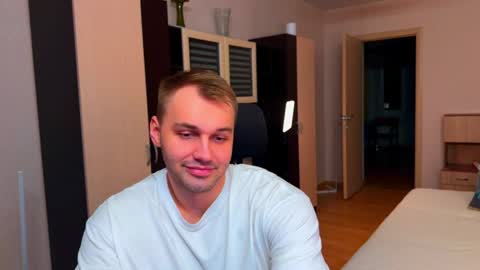 Snapshot of tasty_justin chatting on April 10, 2026, 8:46 pm My shows 2100500 UTC3 online show from April 10, 2026, 8:46 pm