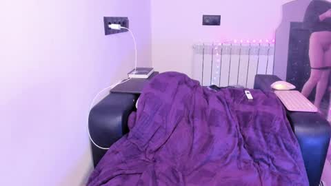 Kira online show from March 15, 2026, 7:42 pm