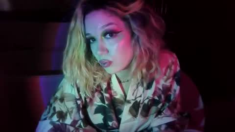 TEXASGIRLLLL online show from May 6, 2026, 11:43 pm
