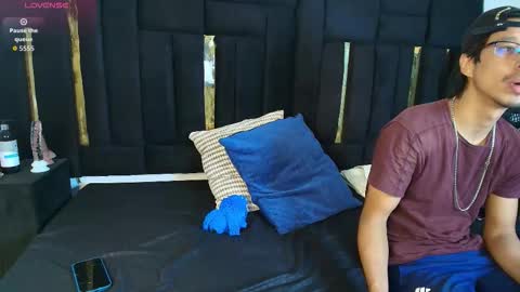 T H A I S  online show from November 19, 2025, 9:37 pm