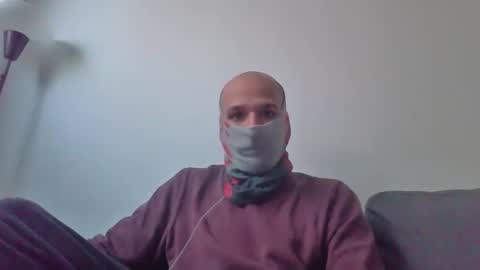 Scarf guy online show from November 26, 2025, 9:10 am