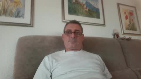 Snapshot of thhe13 chatting on January 1, 2025, 1:27 pm thhe13 online show from January 1, 2025, 1:27 pm